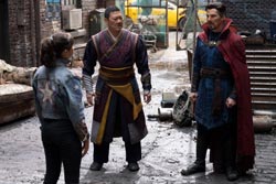 Loading Doctor Strange in the Multiverse of Madness Pics 4 -    4   '   ...