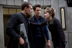 Loading Insurgent Pics 3 -    3   (4DX) ...