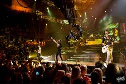 Loading Jonas Brothers: The 3D Concert Experience Pics 1 -    1   '     ...