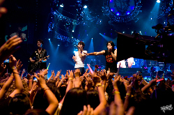 Loading Jonas Brothers: The 3D Concert Experience Pics 2 -    2   '     ...