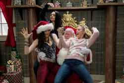 Loading A Bad Moms Christmas Pics 2 -  תמונה מספר 2 מהסרט אמהות רעות 2: לשרוד את החג ...
