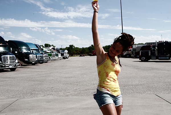 Loading American Honey Pics 1 -    1    ...