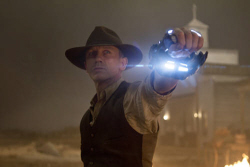 Loading Cowboys and Aliens Pics 2 -    2    ...