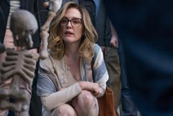 Loading Gloria Bell Pics 4 -    4    ...