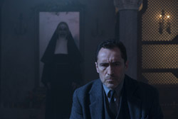 Loading The Nun Pics 2 -  תמונה מספר 2 מהסרט הנזירה (IMAX) ...