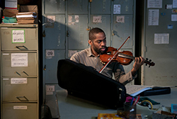 Loading The Violin Teacher Pics 2 -  תמונה מספר 2 מהסרט המורה לכינור ...