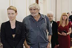 Loading Toni Erdmann Pics 4 -    4    ...