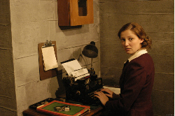 Loading The Downfall Pics 2 - תמונה מספר 2 מהסרט הנפילה ...