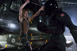 Loading Resident Evil: Apocalypse Pics 1 -    1   :  ...